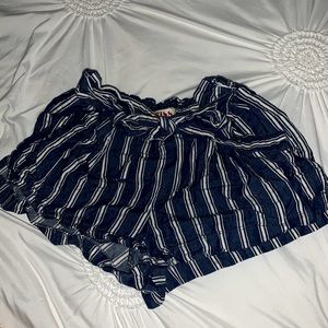 cute dress shorts! worn quite a bit, size small!